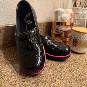 Smitten Women's Lightweight Nursing Clog Black